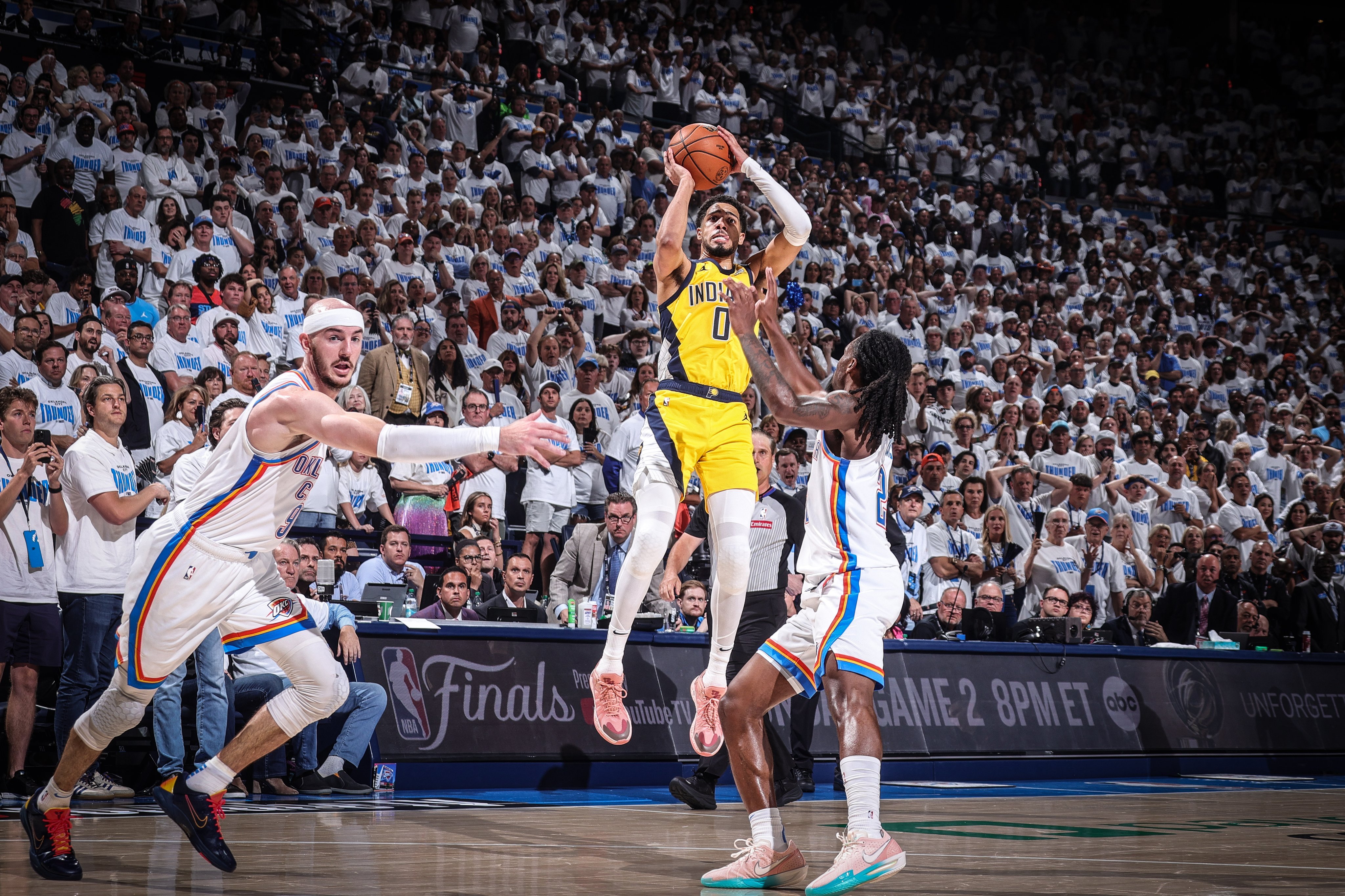 关于后卫球员在比赛中尽显冷静替换，防守稳健的信息