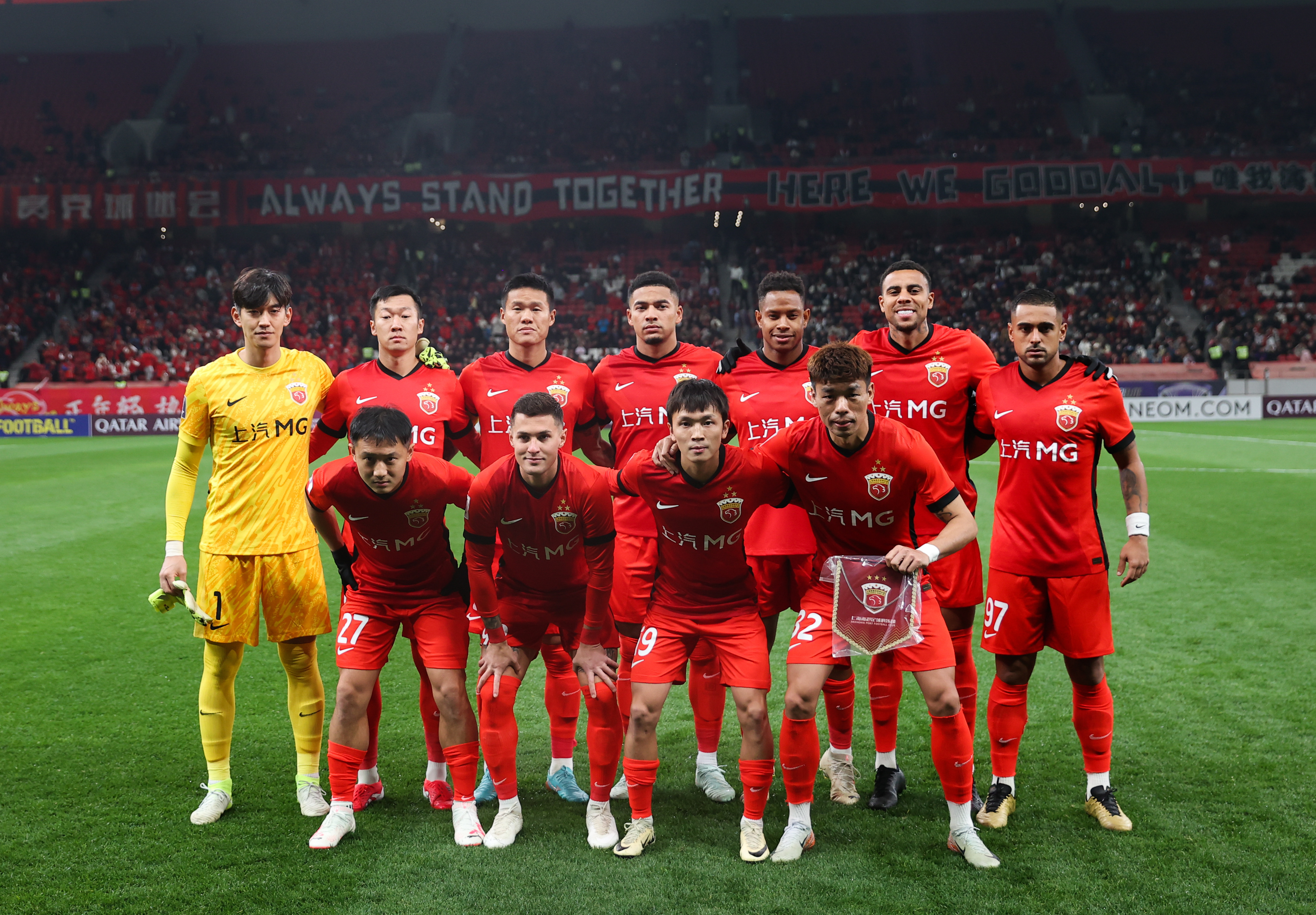 足球比赛携手呈现激烈竞争,赛场上无人退缩 足球比赛携手呈现激烈竞争,赛场上无人退缩