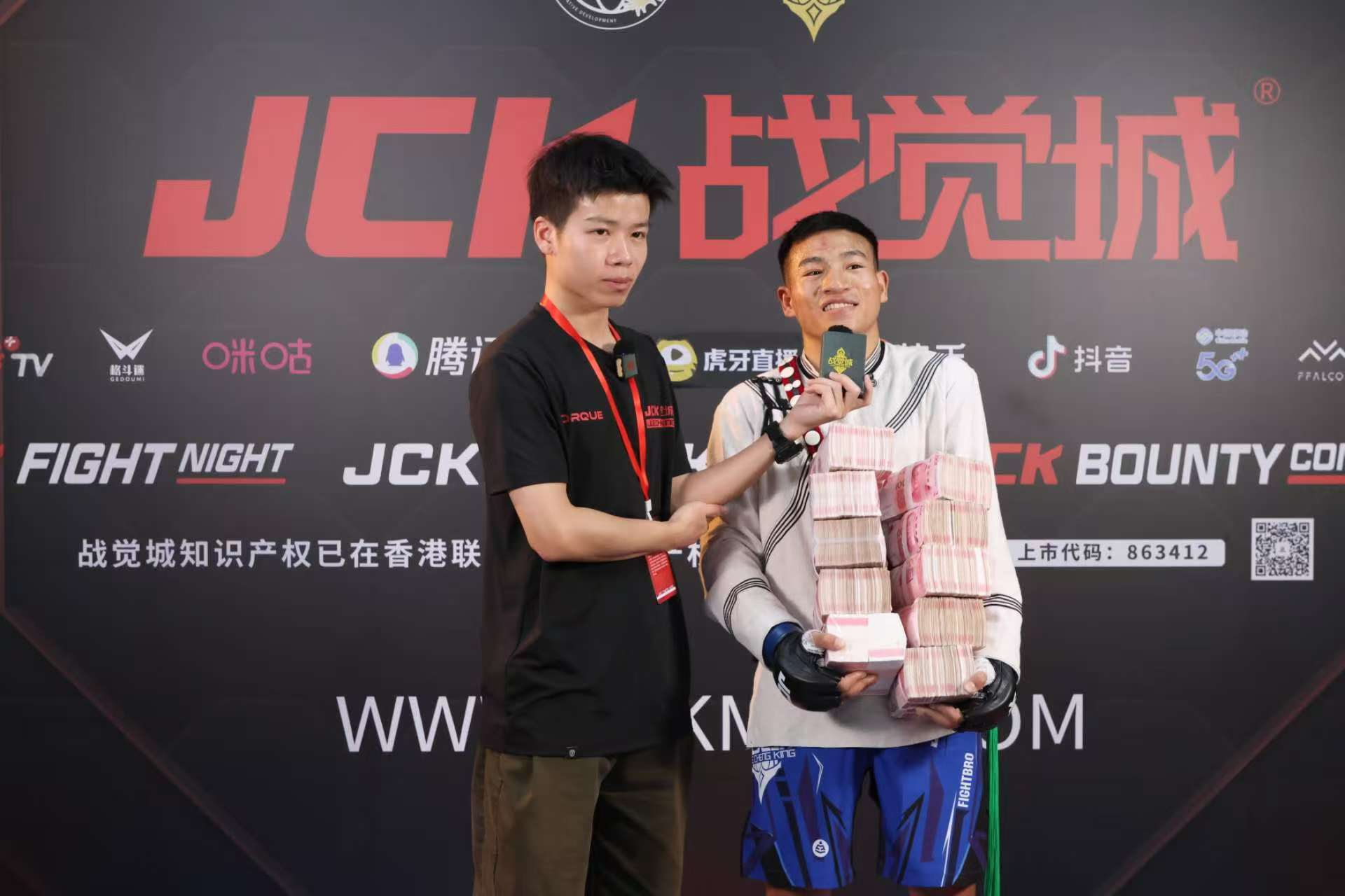 一场经典之战！拳击点燃球迷热情的简单介绍