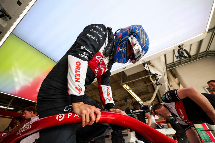 红牛二队横扫索伯车队,周冠宇点燃赛场 红牛二队横扫索伯车队,周冠宇点燃赛场