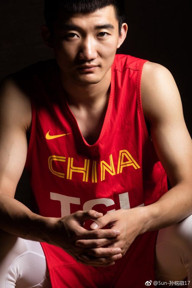 开云体育入口-雄鹿横扫上海队,孙铭徽惊艳四座