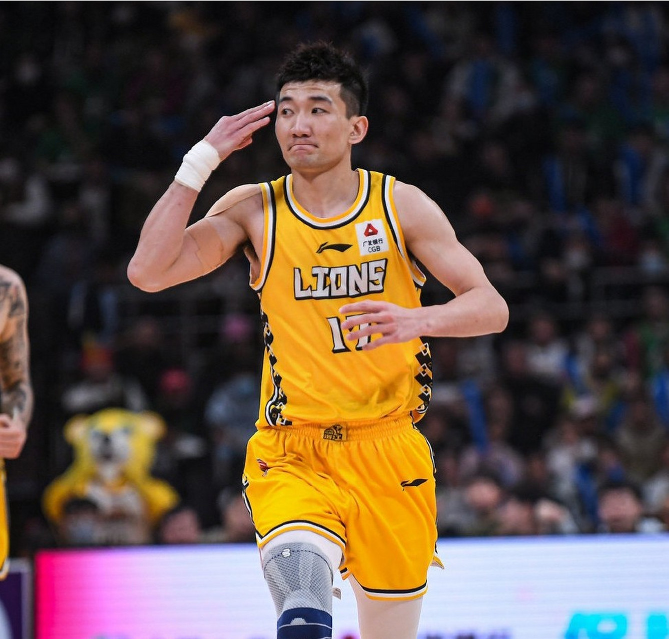 雄鹿横扫上海队,孙铭徽惊艳四座 雄鹿横扫上海队,孙铭徽惊艳四座