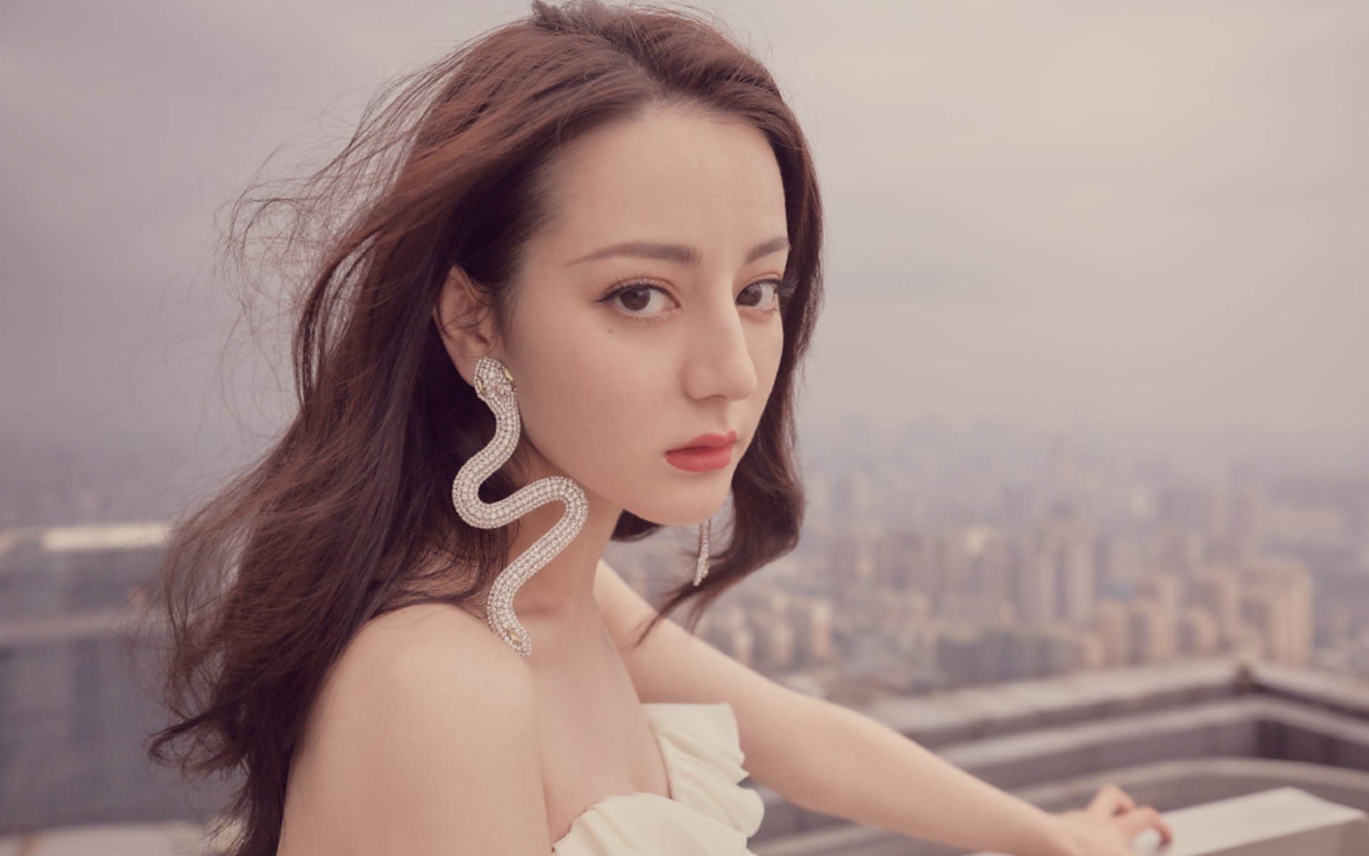 他用双脚在历史的黑板上，凿穿了那道锁死南非四十年的咒语—蒂亚戈凿穿的不仅是埃及防线，更是时间与记忆的枷锁