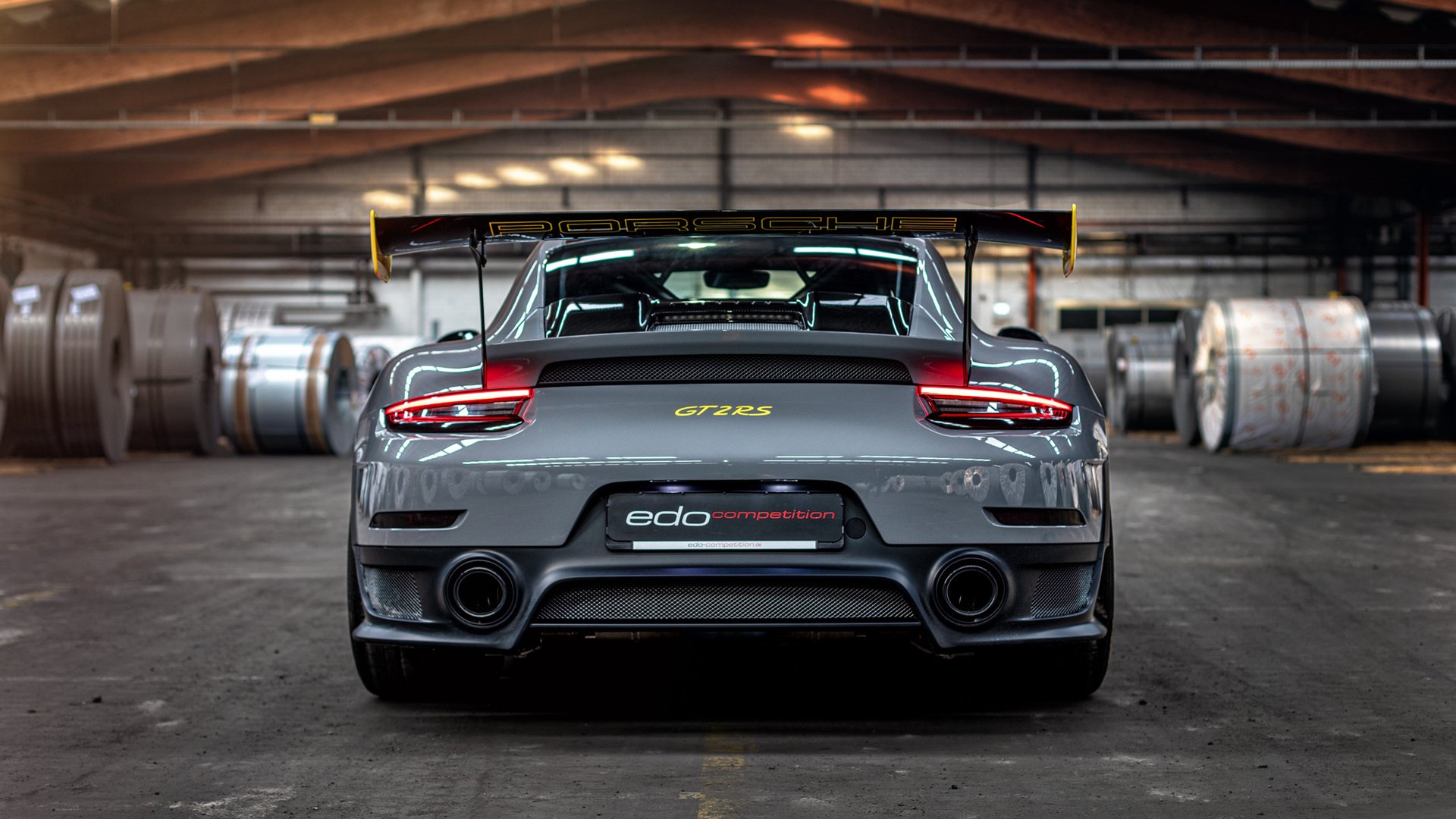 直道竞速与绿茵博弈，当F1年度争冠焦点战遇见巴萨斩落曼联